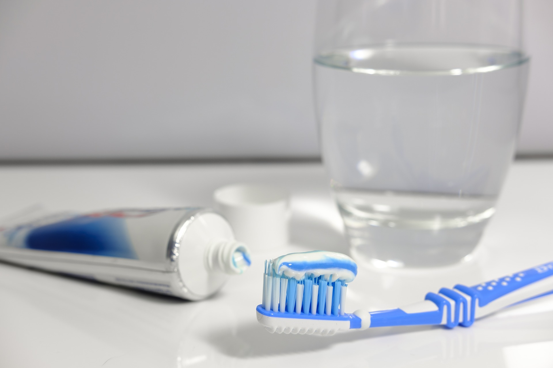 6. Keine zu harte Zahnbürste verwenden
